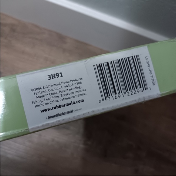 Rubbermaid Satin Nickel 2 add on shelves with 4 brackets. - Picture 7 of 7